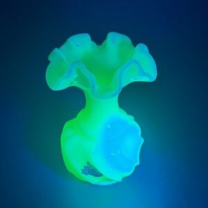 Fenton Uranium Art Glass Custard Swirl Ruffled Crest Vase Vintage